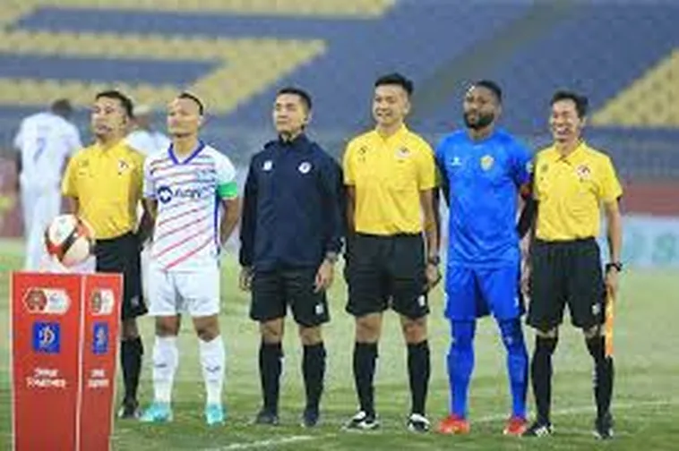 Vai Trò Và Kỹ Thuật Chuyên Môn Của Trợ Lý Trọng Tài Bóng Đá Hiện Đại